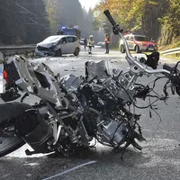 2056572300-ein-bild-zerstoerung-bot-sich-rettern-nach-unfall-auf-b2-13pa5u5ng.jpg